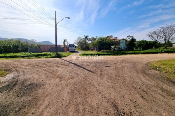 Terreno à venda com 360m², 1 vaga no bairro Carianos em Florianópolis
