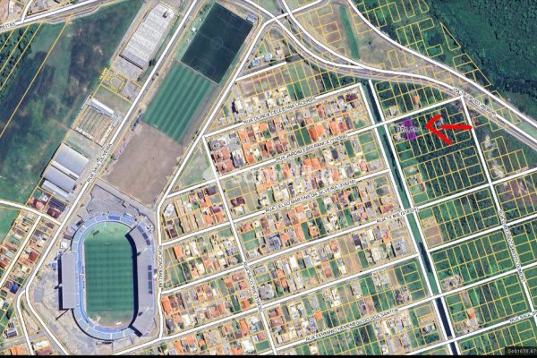 Terreno à venda com 360m², 1 vaga no bairro Carianos em Florianópolis