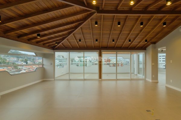 Cobertura à venda com 238m², 4 quartos, 2 suítes, 2 vagas no bairro Centro em Florianópolis