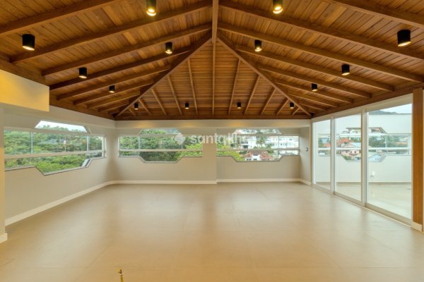 Cobertura à venda com 238m², 4 quartos, 2 suítes, 2 vagas no bairro Centro em Florianópolis