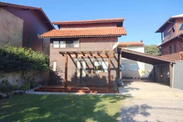 Casa à venda com 168m², 3 quartos, 3 vagas no bairro Campeche em Florianópolis