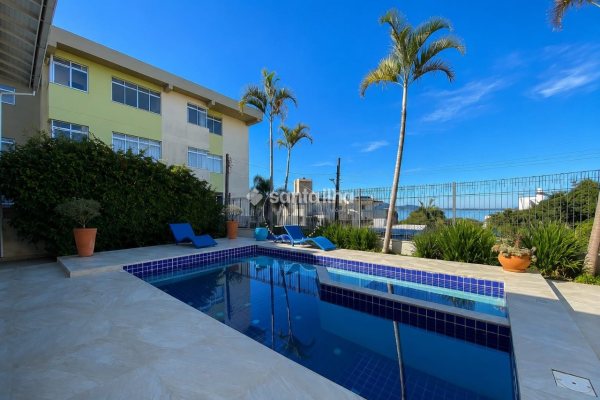 Casa à venda com 320m², 5 quartos, 2 suítes, 4 vagas no bairro Coqueiros em Florianópolis