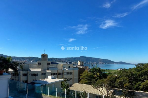 Casa à venda com 320m², 5 quartos, 2 suítes, 4 vagas no bairro Coqueiros em Florianópolis