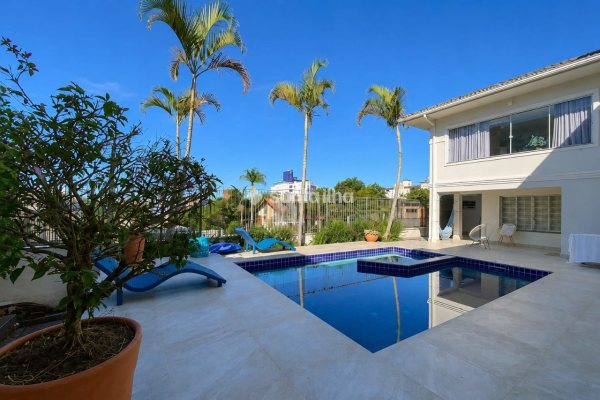 Casa à venda com 320m², 5 quartos, 2 suítes, 4 vagas no bairro Coqueiros em Florianópolis