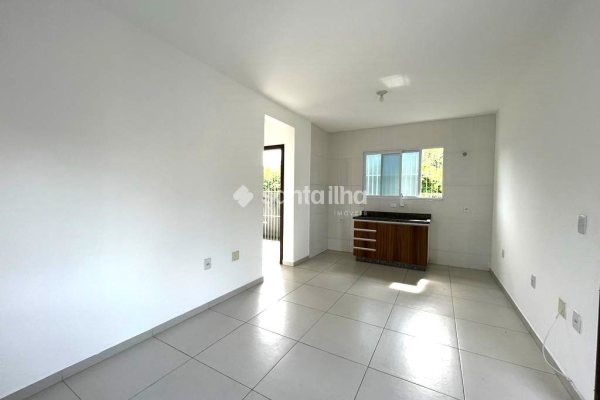 Casa para alugar com 60m², 2 quartos, 1 vaga no bairro Campeche em Florianopolis