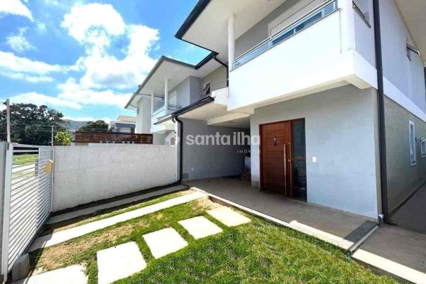 Casa para alugar com 129m², 3 quartos, 1 suíte, 2 vagas no bairro Campeche Central em Florianópolis