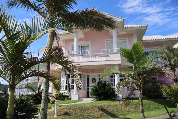 Casa à venda com 390m², 5 quartos, 4 suítes, 2 vagas no bairro Pântano do Sul em Florianópolis