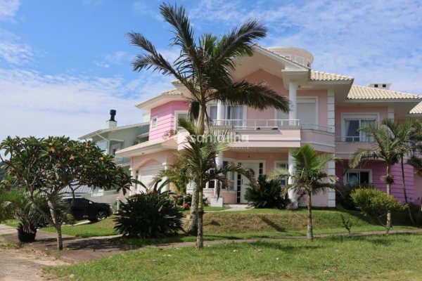 Casa à venda com 390m², 5 quartos, 4 suítes, 2 vagas no bairro Pântano do Sul em Florianópolis