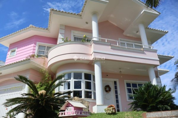 Casa à venda com 390m², 5 quartos, 4 suítes, 2 vagas no bairro Pântano do Sul em Florianópolis