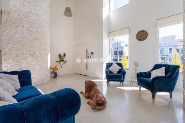 Casa à venda com 450m², 4 quartos, 4 suítes, 4 vagas no bairro Jurerê em Florianópolis