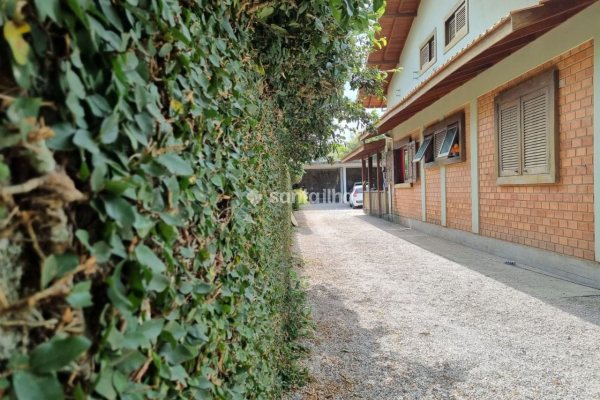 Casa à venda com 250m², 4 quartos, 2 suítes, 2 vagas no bairro Morro das Pedras em Florianópolis