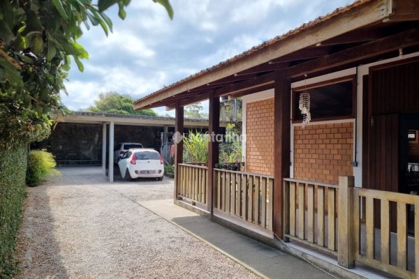Casa à venda com 250m², 4 quartos, 2 suítes, 2 vagas no bairro Morro das Pedras em Florianópolis