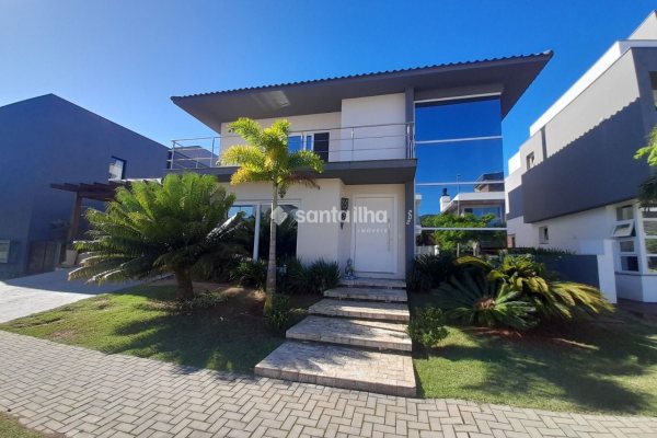 Casa à venda com 350m², 3 quartos, 4 vagas no bairro Rio Tavares em Florianópolis