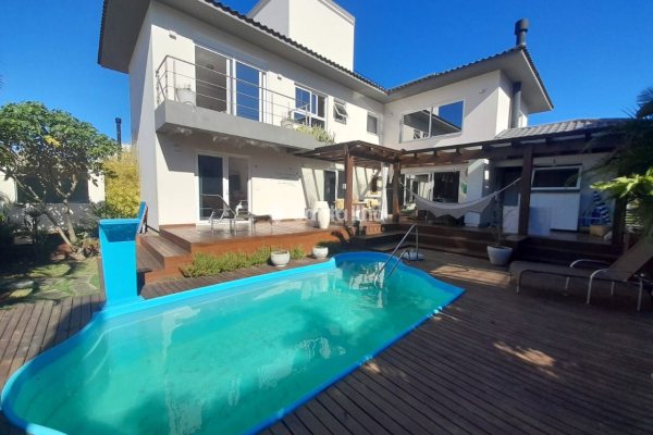 Casa à venda com 350m², 3 quartos, 4 vagas no bairro Rio Tavares em Florianópolis
