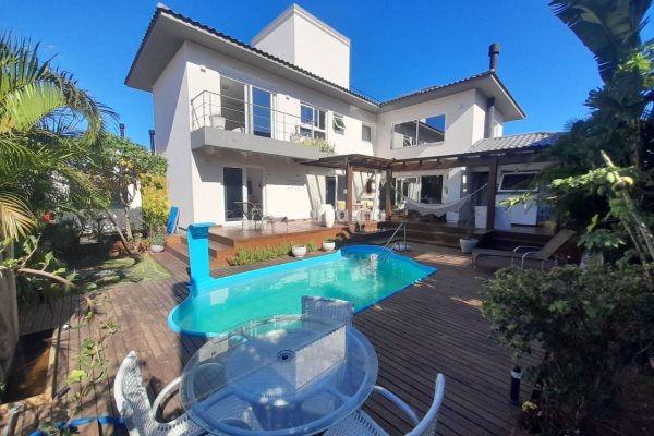Casa à venda com 350m², 3 quartos, 4 vagas no bairro Rio Tavares em Florianópolis