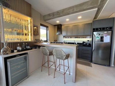 Casa para alugar com 191m², 4 quartos, 3 suítes, 2 vagas no bairro Armação em Florianópolis - Foto 3