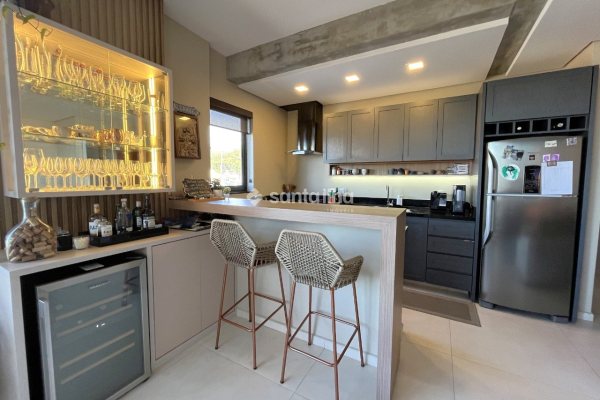 Casa para alugar com 191m², 4 quartos, 3 suítes, 2 vagas no bairro Armação em Florianópolis