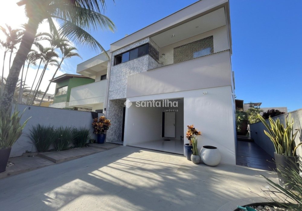 Casa para alugar com 191m², 4 quartos, 3 suítes, 2 vagas no bairro Armação em Florianópolis - Foto 1