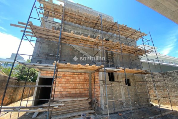 Casa à venda com 195m², 4 quartos, 1 vaga no bairro Campeche em Florianópolis