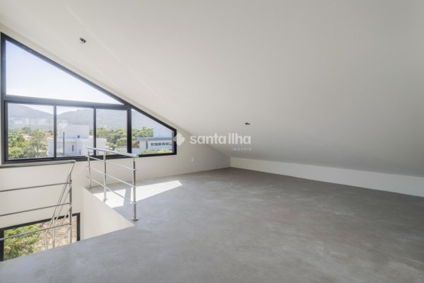 Casa à venda com 198m², 3 quartos, 1 suíte, 2 vagas no bairro Açores em Florianópolis