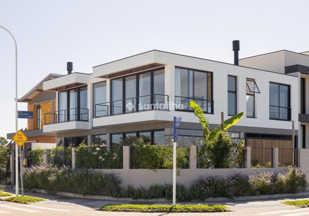 Casa à venda com 244m², 4 quartos, 1 suíte, 2 vagas no bairro Campeche em Florianópolis - Foto 1