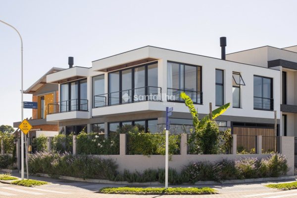 Casa à venda com 244m², 4 quartos, 1 suíte, 2 vagas no bairro Campeche em Florianópolis
