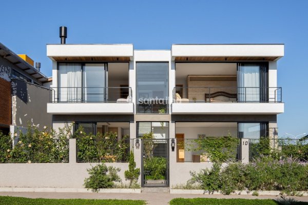 Casa à venda com 244m², 4 quartos, 1 suíte, 2 vagas no bairro Campeche em Florianópolis