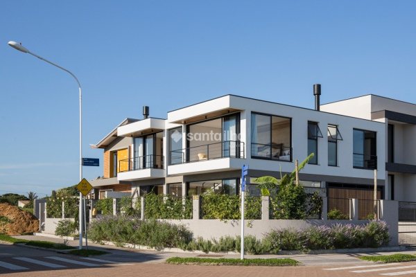 Casa à venda com 244m², 4 quartos, 1 suíte, 2 vagas no bairro Campeche em Florianópolis