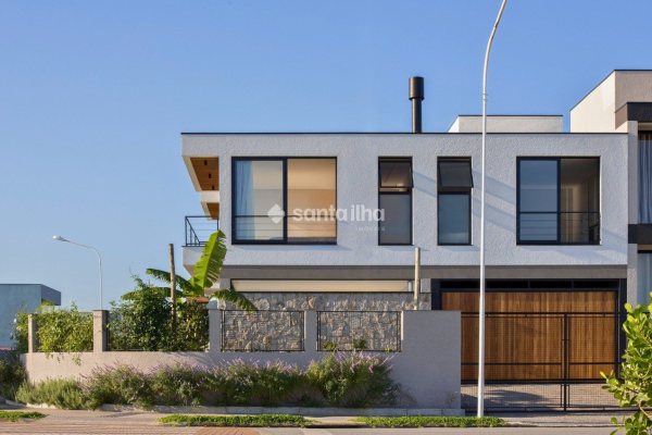 Casa à venda com 244m², 4 quartos, 1 suíte, 2 vagas no bairro Campeche em Florianópolis