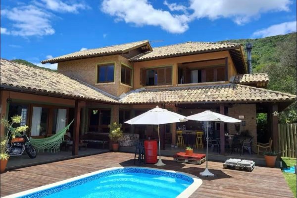Casa à venda com 263m², 3 quartos, 1 suíte, 4 vagas no bairro Lagoa da Conceição em Florianópolis