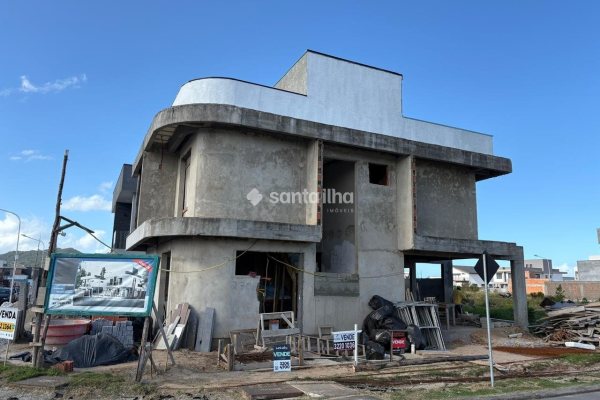 Casa à venda com 209m², 4 quartos, 2 suítes, 2 vagas no bairro Campeche em Florianópolis