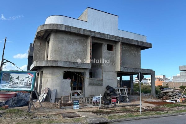 Casa à venda com 209m², 4 quartos, 2 suítes, 2 vagas no bairro Campeche em Florianópolis
