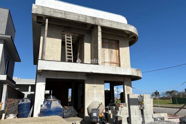 Casa à venda com 209m², 4 quartos, 2 suítes, 2 vagas no bairro Campeche em Florianópolis