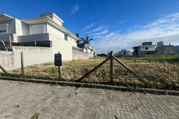 Terreno à venda com 360m² no bairro Carianos em Florianópolis