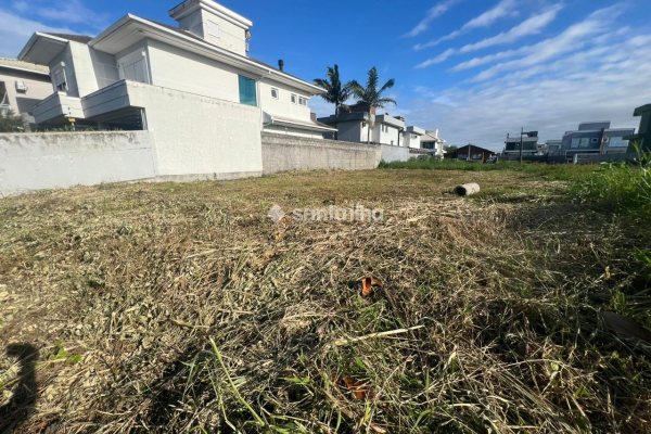 Terreno à venda com 360m² no bairro Carianos em Florianópolis
