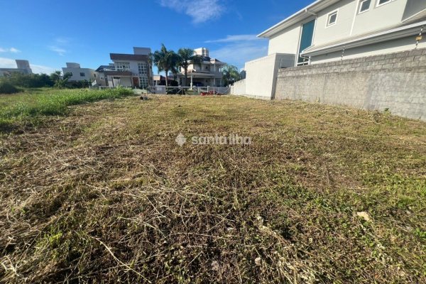 Terreno à venda com 360m² no bairro Carianos em Florianópolis