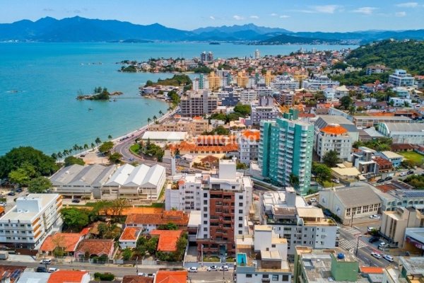 Apartamento à venda com 71m², 2 quartos, 1 suíte, 2 vagas no bairro Coqueiros em Florianópolis