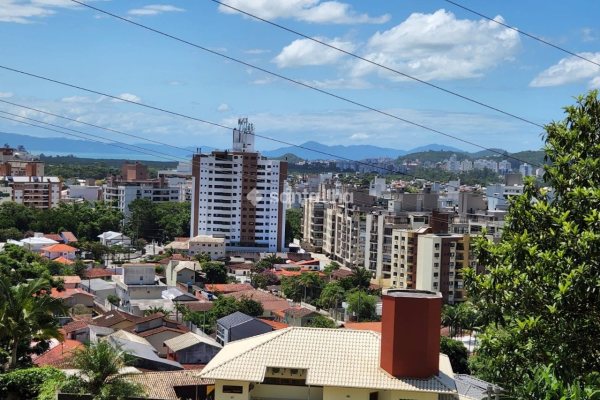 Terreno à venda com 794m² no bairro Córrego Grande em Florianópolis