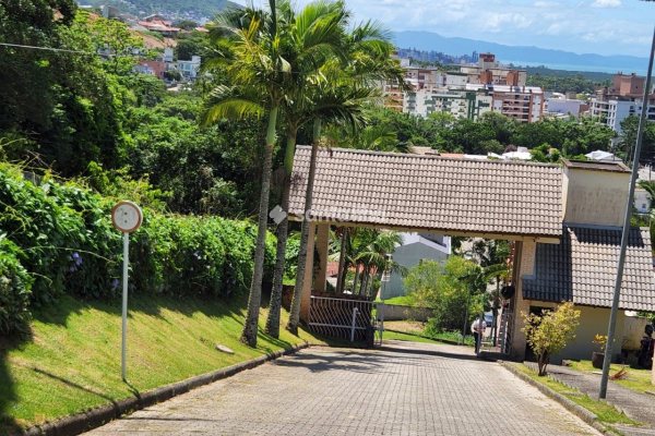 Terreno à venda com 794m² no bairro Córrego Grande em Florianópolis