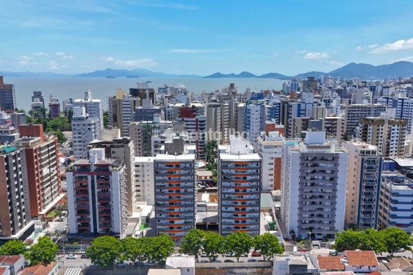 Apartamento à venda com 113m², 3 quartos, 1 suíte, 2 vagas no bairro Centro em Florianópolis