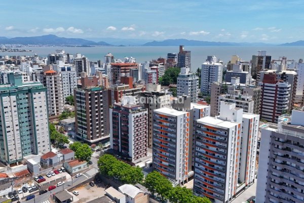 Apartamento à venda com 113m², 3 quartos, 1 suíte, 2 vagas no bairro Centro em Florianópolis