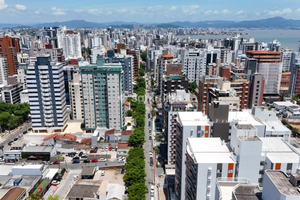 Apartamento à venda com 113m², 3 quartos, 1 suíte, 2 vagas no bairro Centro em Florianópolis