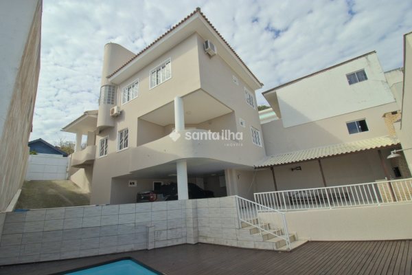 Casa à venda com 200m², 4 quartos, 1 suíte, 2 vagas no bairro Agronômica em Florianópolis