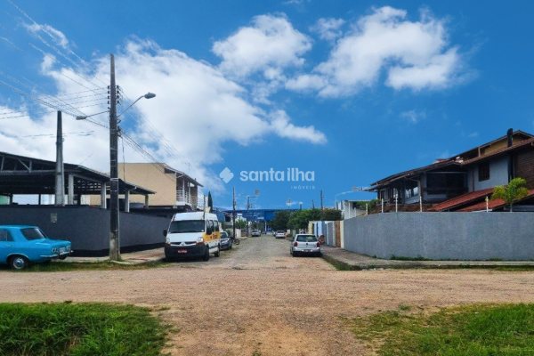 Terreno à venda com 360m², 1 quarto, 4 vagas no bairro Carianos em Florianópolis