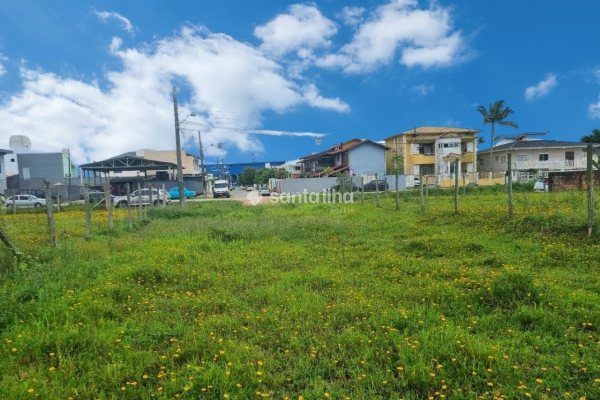 Terreno à venda com 360m², 1 quarto, 4 vagas no bairro Carianos em Florianópolis