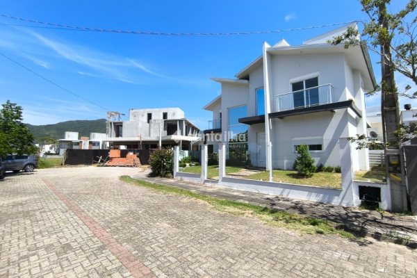 Casa à venda com 233m², 4 quartos, 2 suítes, 2 vagas no bairro Ribeirão da Ilha em Florianópolis