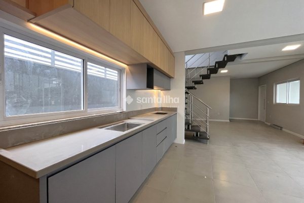 Casa para alugar com 187m², 3 quartos, 1 suíte, 2 vagas no bairro Campeche em Florianópolis