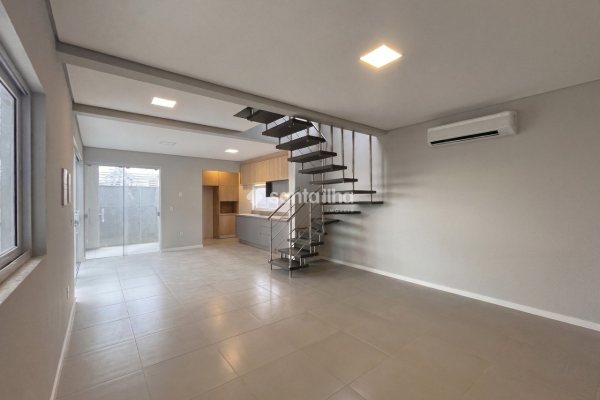 Casa para alugar com 187m², 3 quartos, 1 suíte, 2 vagas no bairro Campeche em Florianópolis