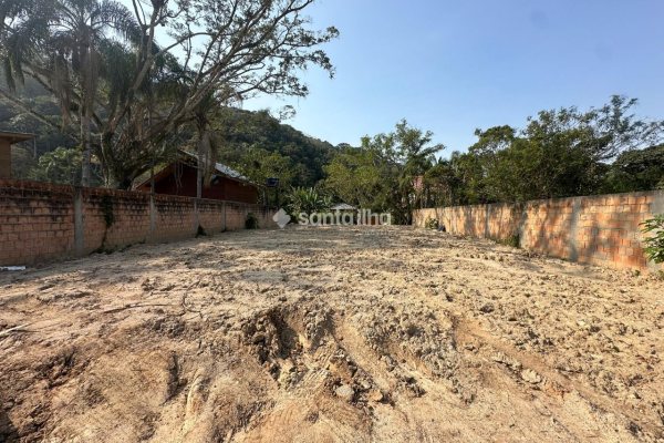 Terreno à venda com 548m², 10 vagas no bairro Rio Tavares em Florianópolis