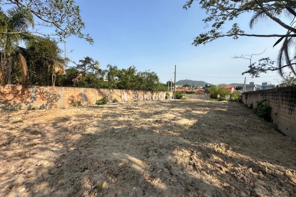 Terreno à venda com 548m², 10 vagas no bairro Rio Tavares em Florianópolis